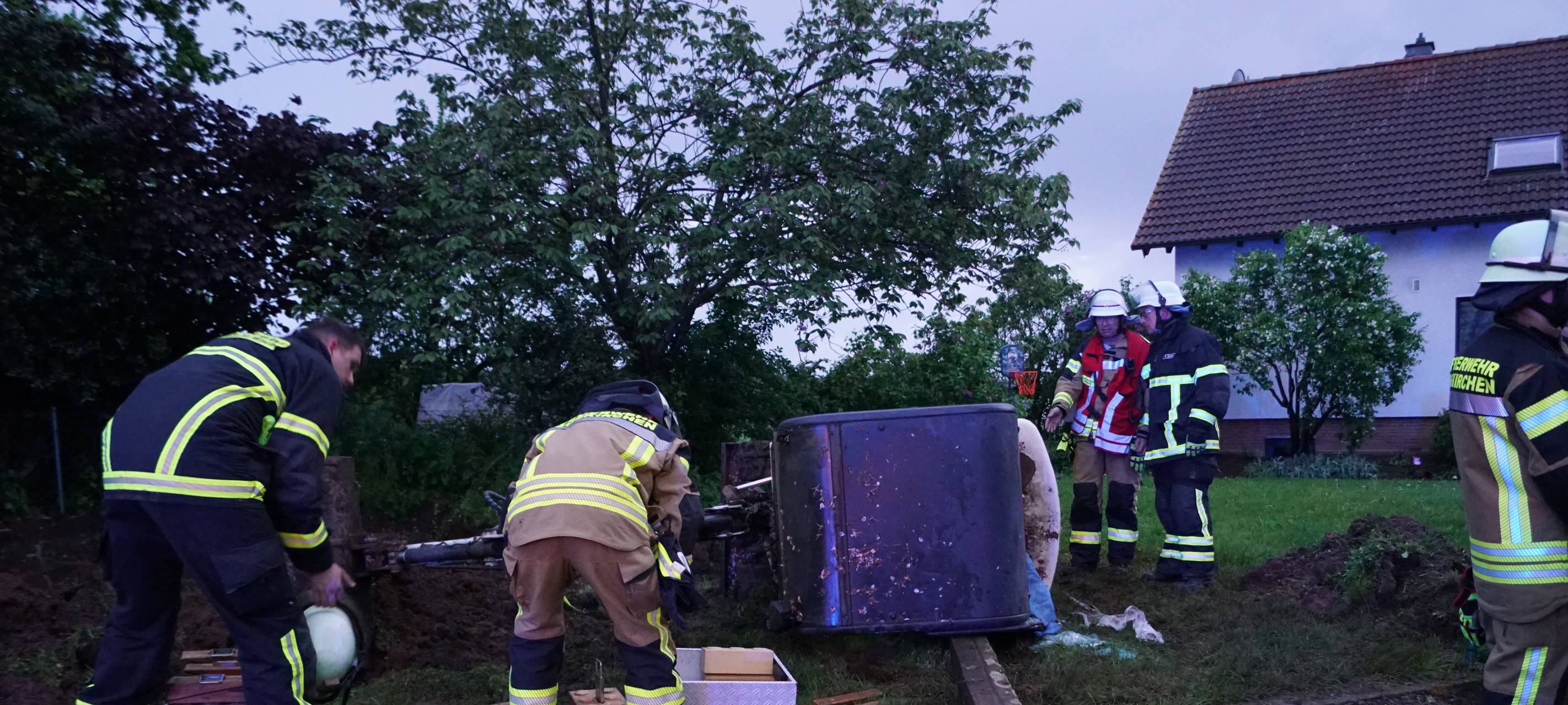 Mann wird unter Mini-Bagger begraben