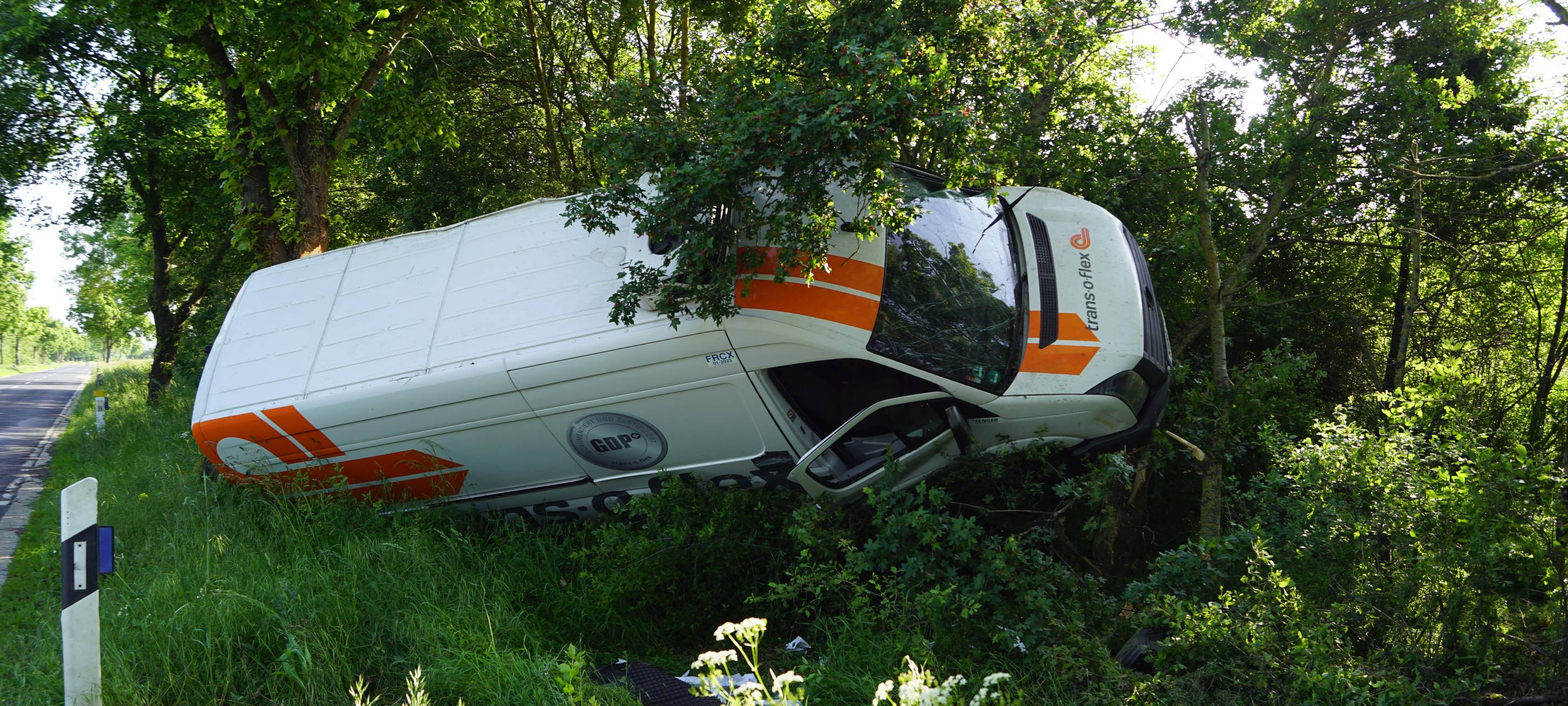 Transporterfahrer stürzt nach Sekundenschlaf in Graben