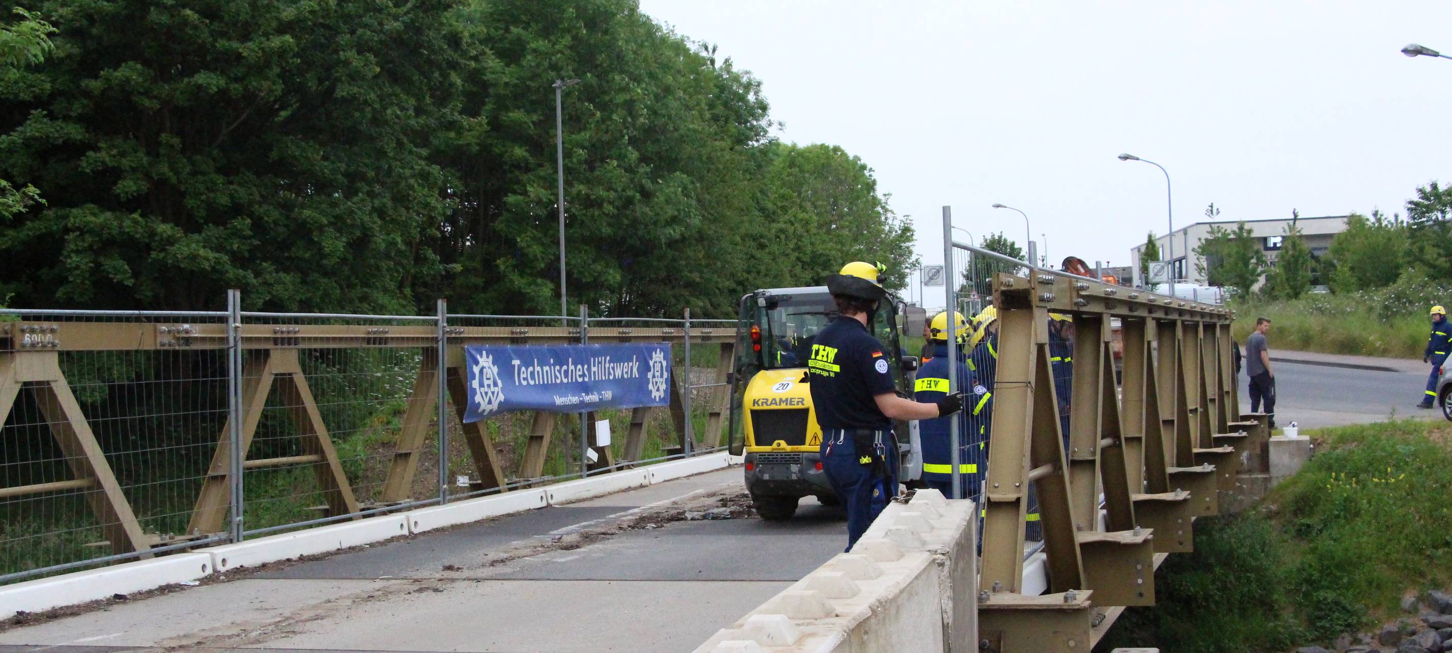 THW baut 45 Tonnen schwere Brücke in Euskirchen ab