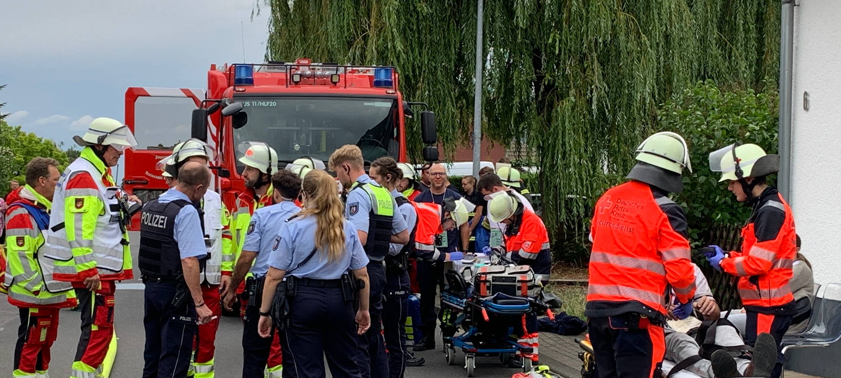 Elf Verletzte bei Garagenbrand - Mann biss Einsatzkräfte