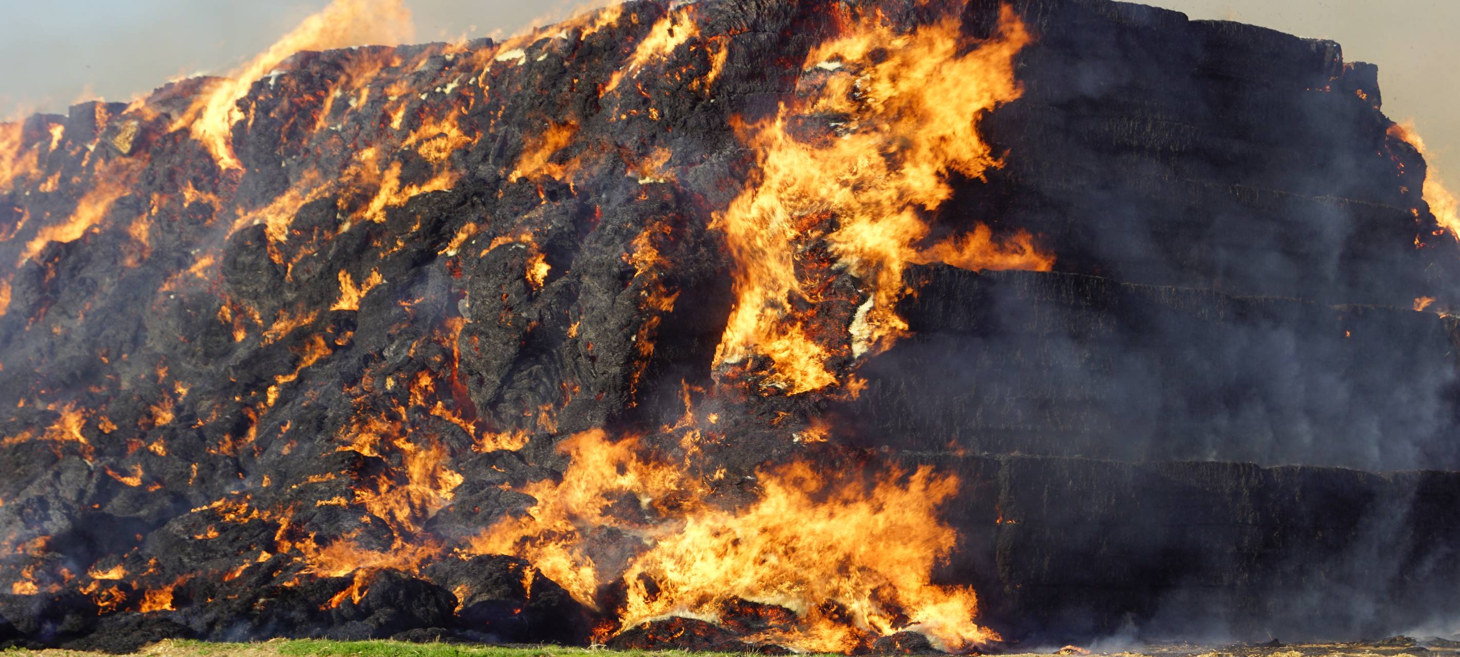 Strohmietenbrand in Euskirchen-Kessenich