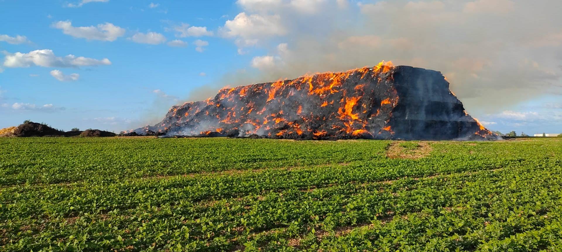 Ermittlungen wegen Brandstiftung nach Strohballen-Brand