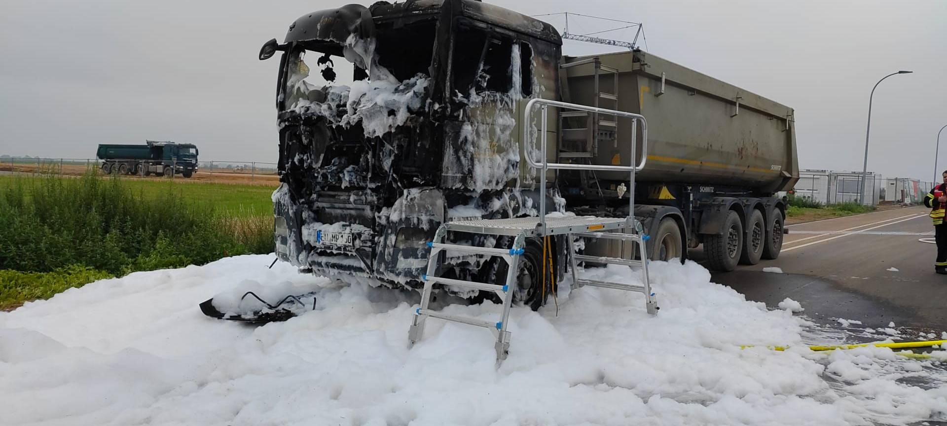 Feuerwehreinsatz: LKW in Zülpich ausgebrannt