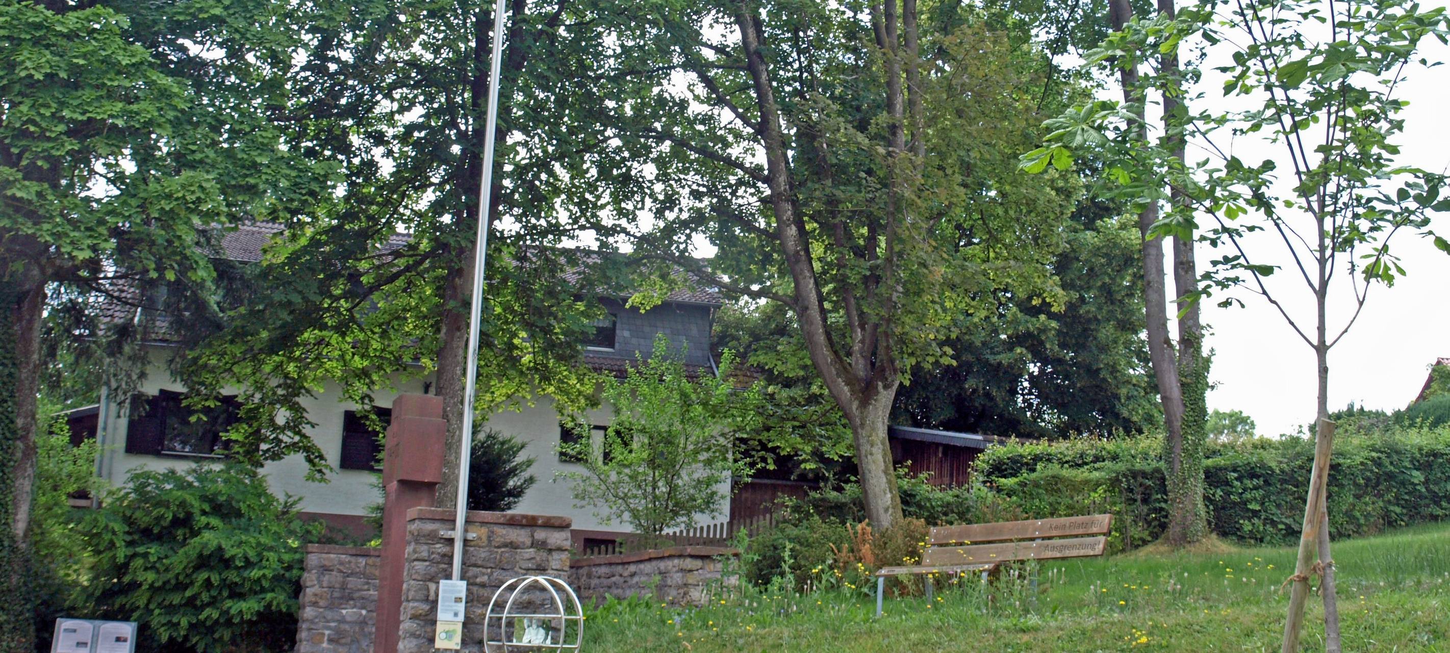 Zeichen für den Frieden am Denkmal Uedelhoven