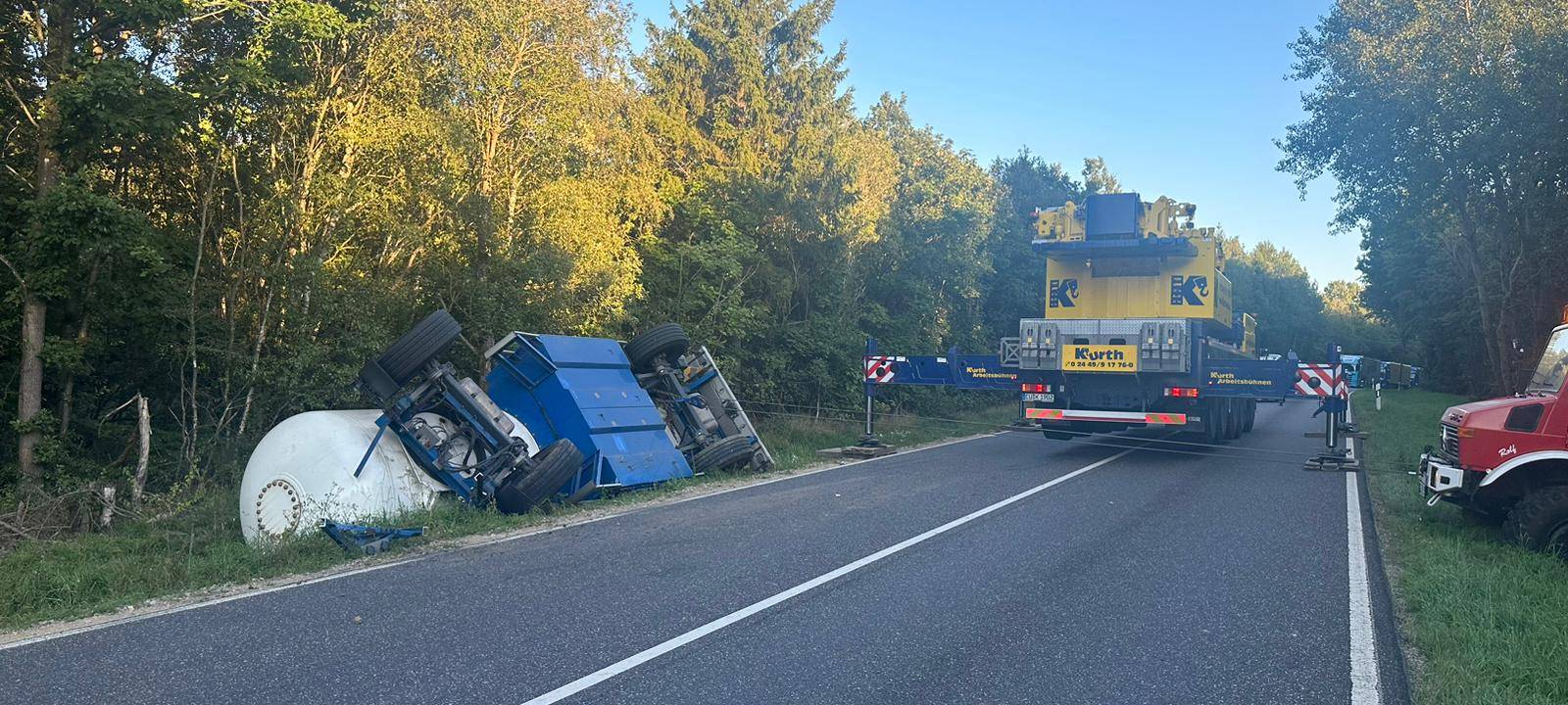 Gefahrgut-LKW kippt auf L115 bei Blankenheim um