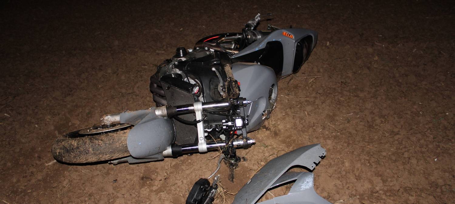 Motorradfahrer schleudert 100 Meter in Feld