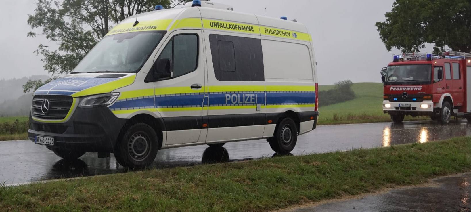 Radfahrer stirbt auf B265 - Euskirchener Polizei im Einsatz