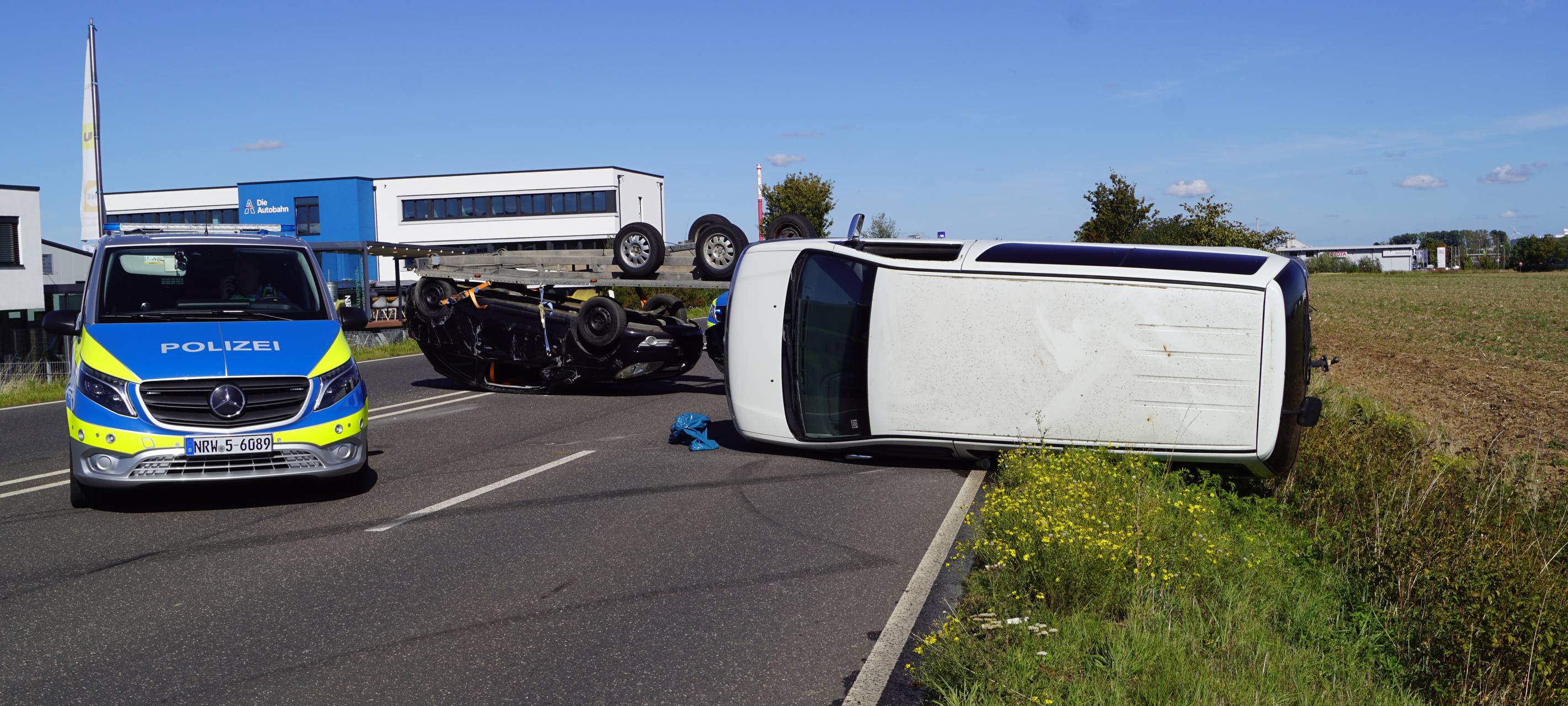 Unfall mit drei Autos und Hänger