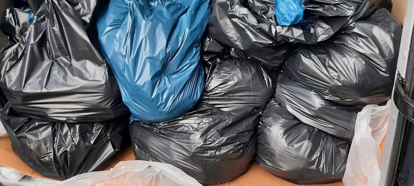 Transporter mit ungekühltem Fleisch auf B51 unterwegs