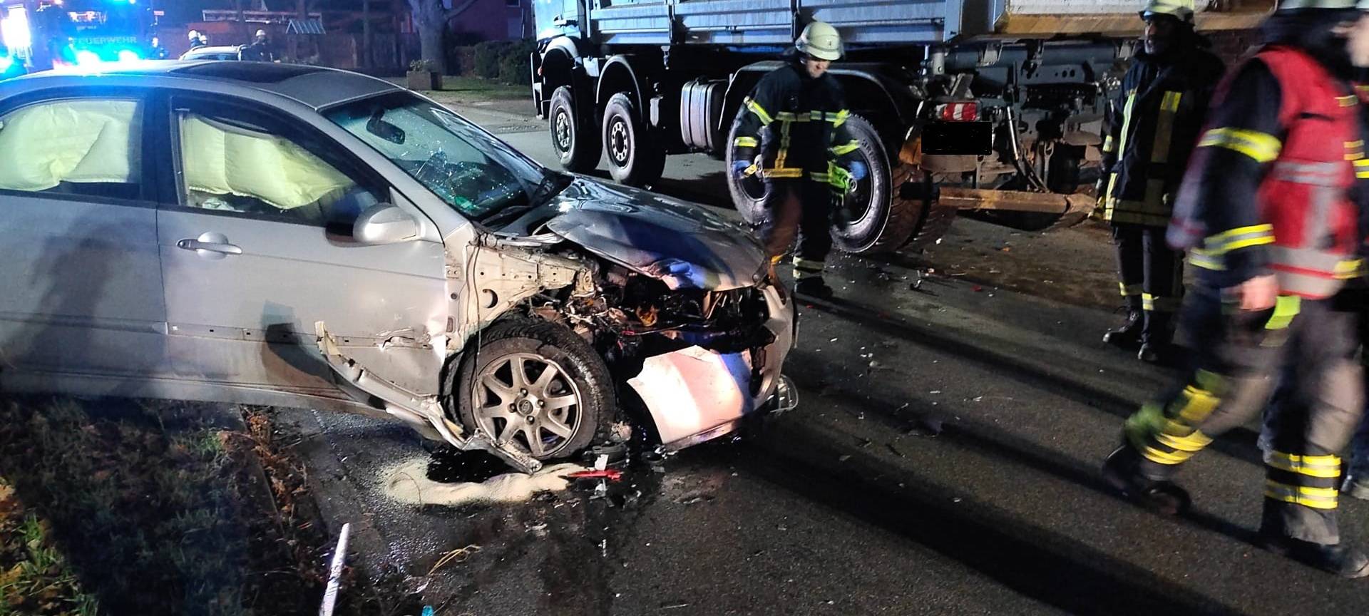 Unfall in Zülpich-Ülpenich: Frau fährt geparktem LKW auf