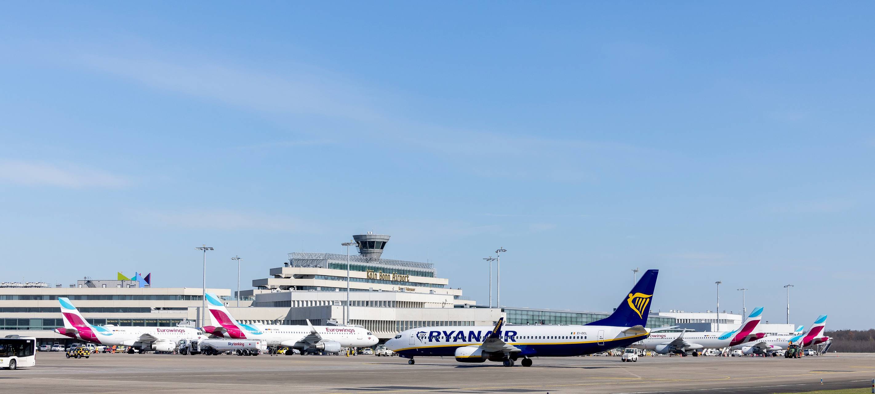 Flughafen: Passagier laufen auf Flugfeld
