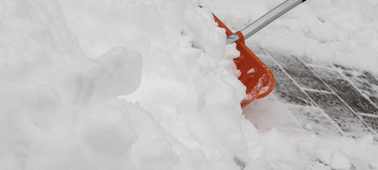 Mann wirft in Hellenthal Schneeschippe gegen Räumfahrzeug
