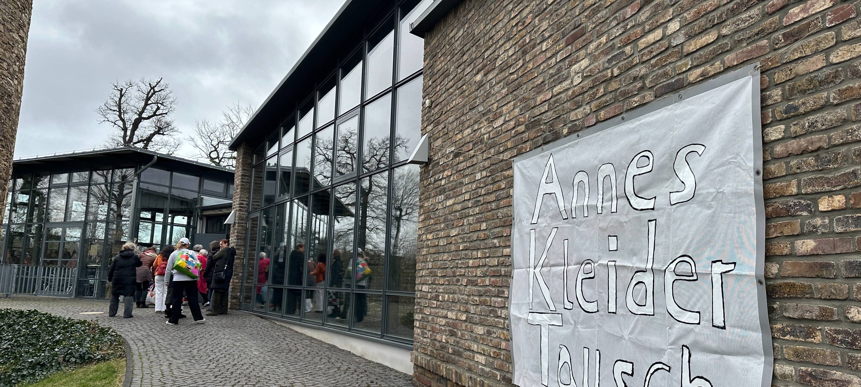 Andrang zum Kleidertausch in Kuchenheim