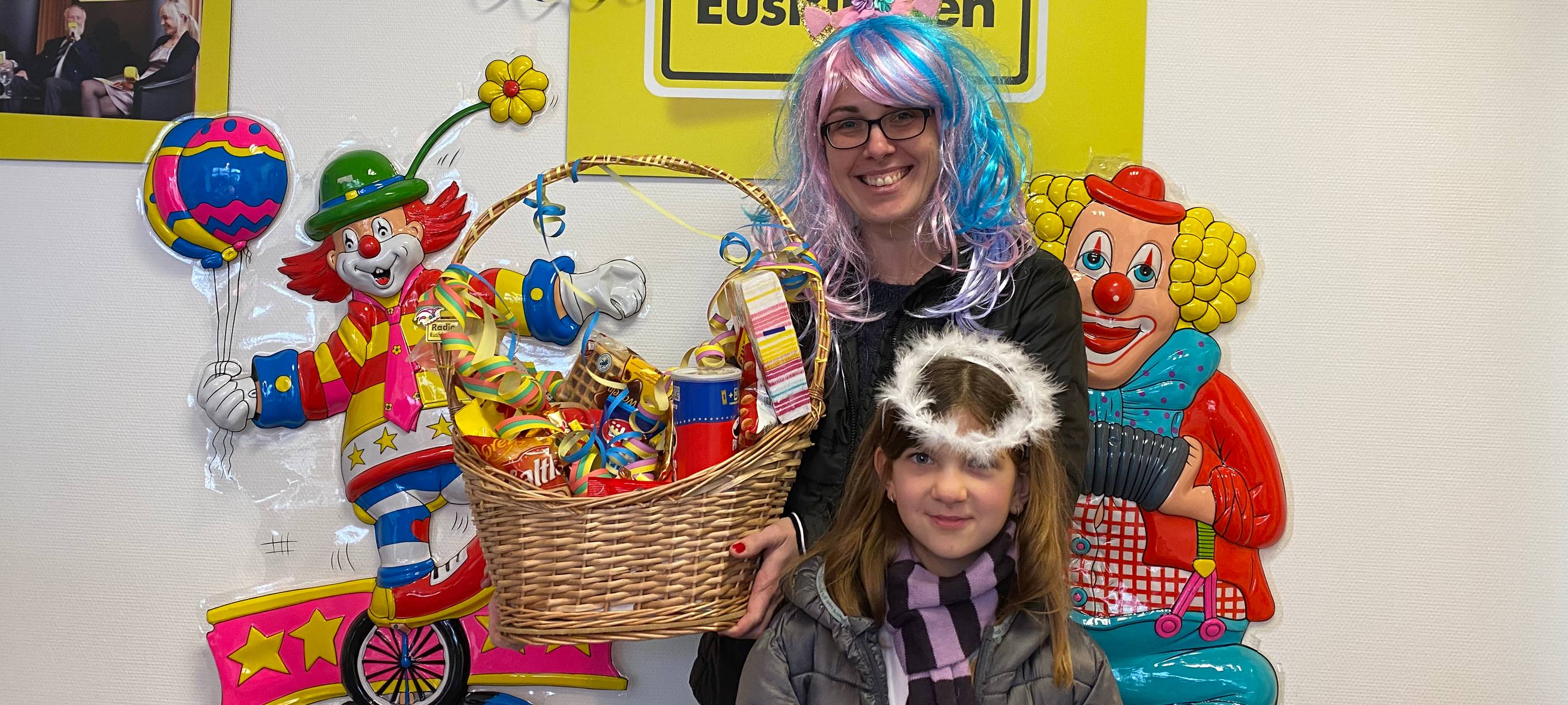 Claudia und ihre Tochter haben unseren Korb mit allerlei Leckereien für Karneval gewonnen.