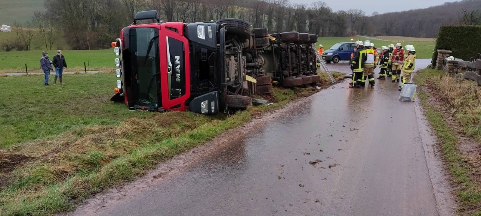 Mechernich: Gülle-Laster in Berg umgekippt