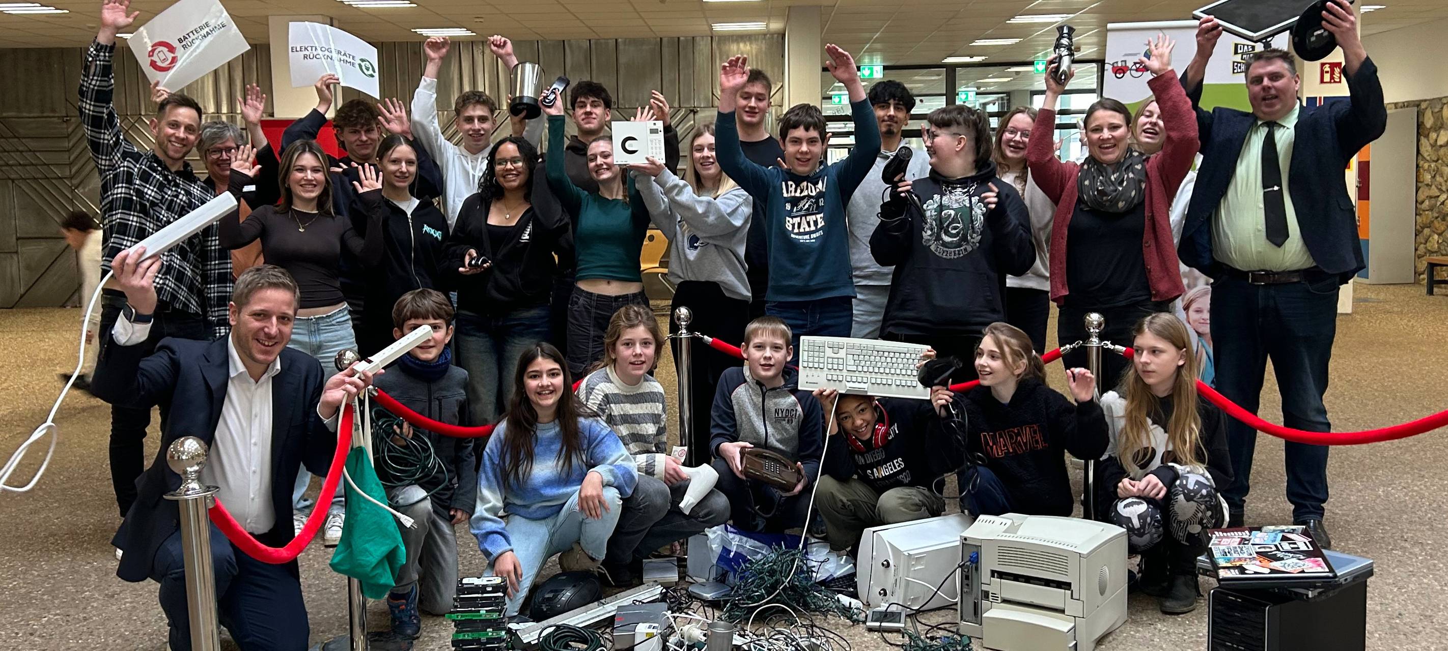 Schülerinnen und Schüler sammeln Elektroschrott