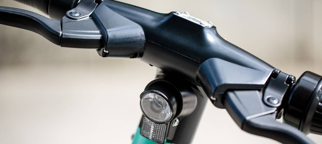 Mann rast mit frisiertem E-Scooter durch Euskirchener City