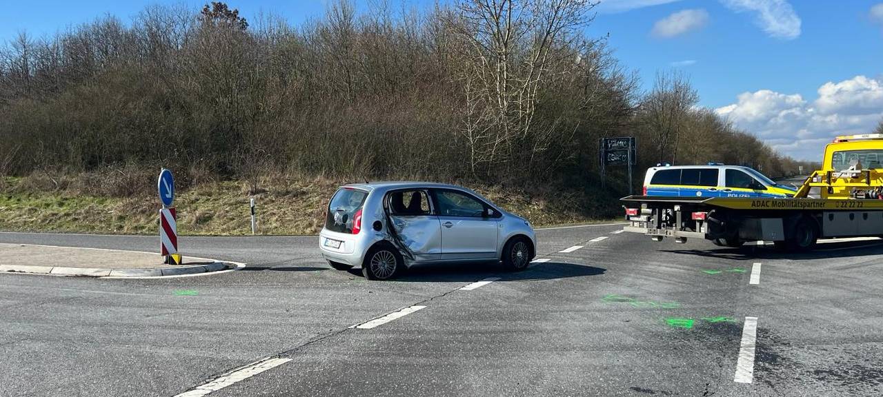 Autofahrer übersieht Motorrad beim Abbiegen