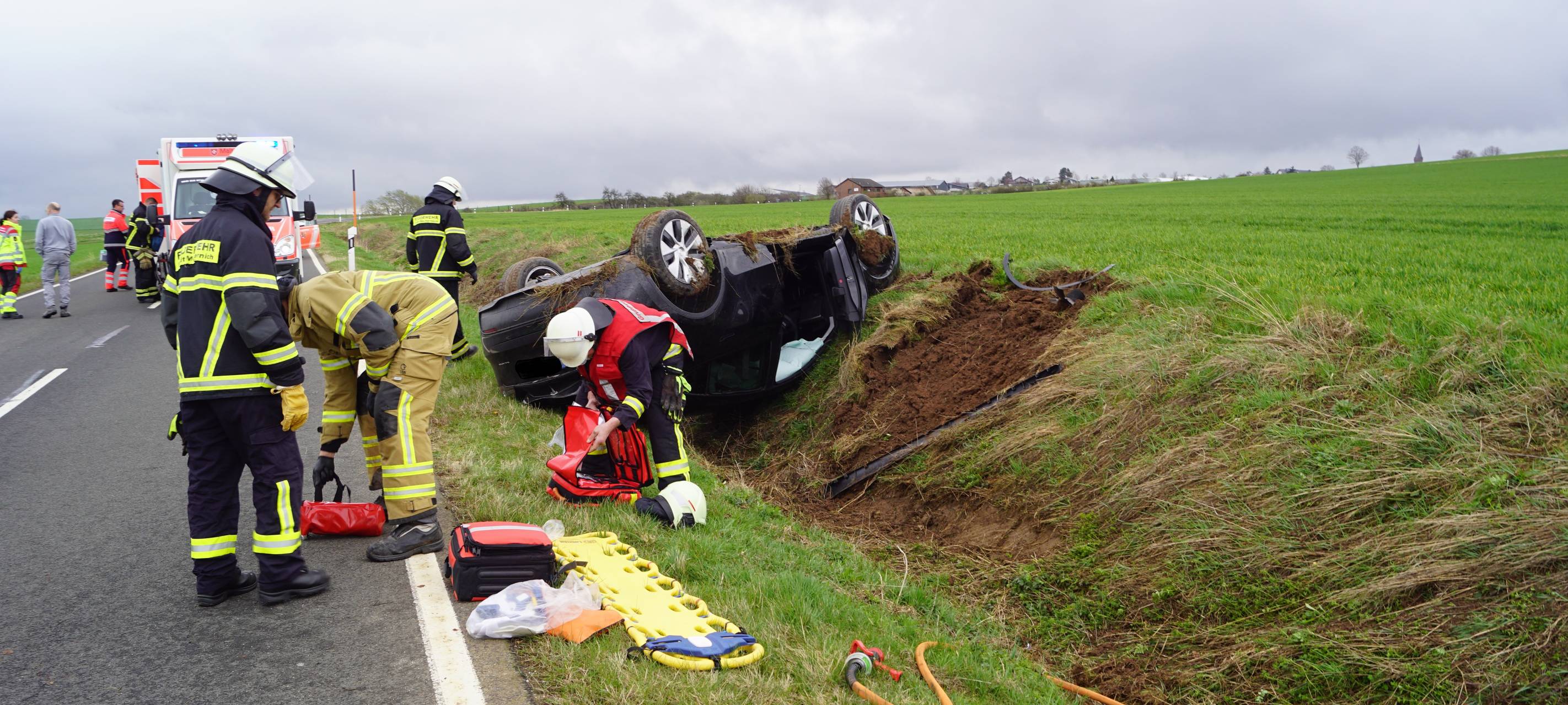 Mechernich-Floisdorf: Auto landet auf dem Dach