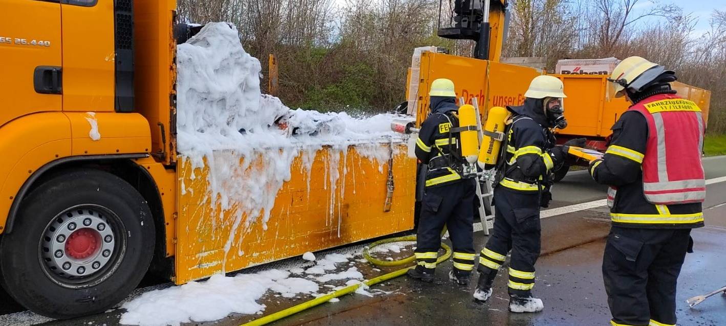 LKW-Brand und Unfall auf der A1