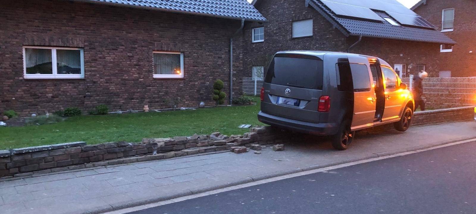 Alkoholisierter Autofahrer fährt in Zülpich in Mauer
