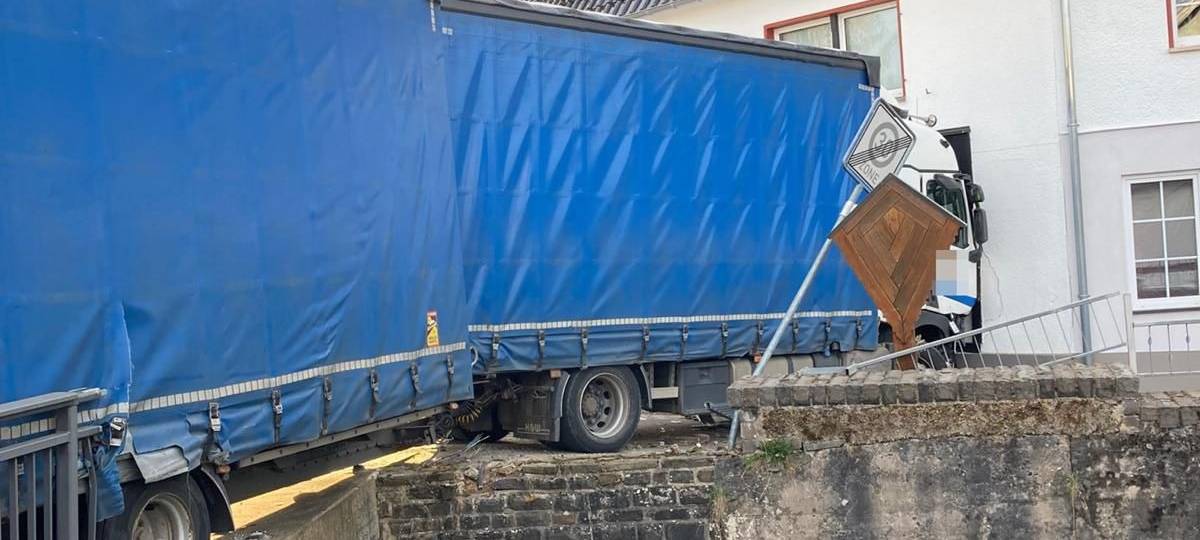 Hellenthal: LKW fährt gegen Gaststätte - Strecke wieder frei