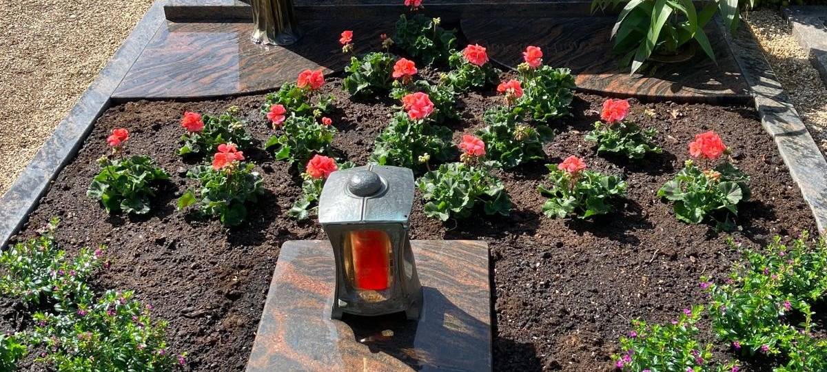 Diebe stehlen Figuren auf Friedhof in Weilerswist-Lommersum