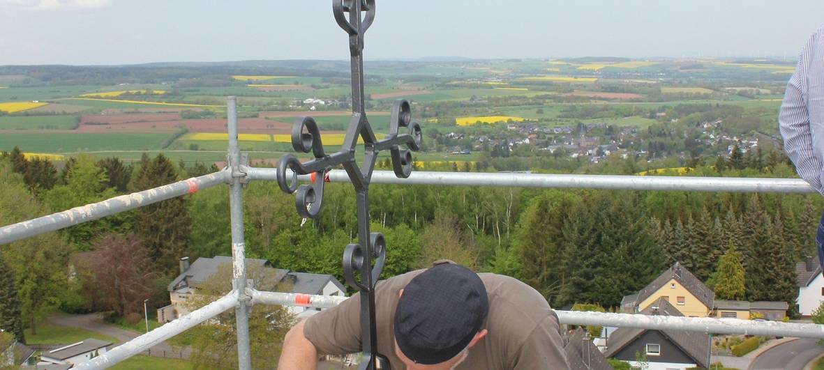 Kirche in Kall-Dottel wieder mit goldenem Hahn