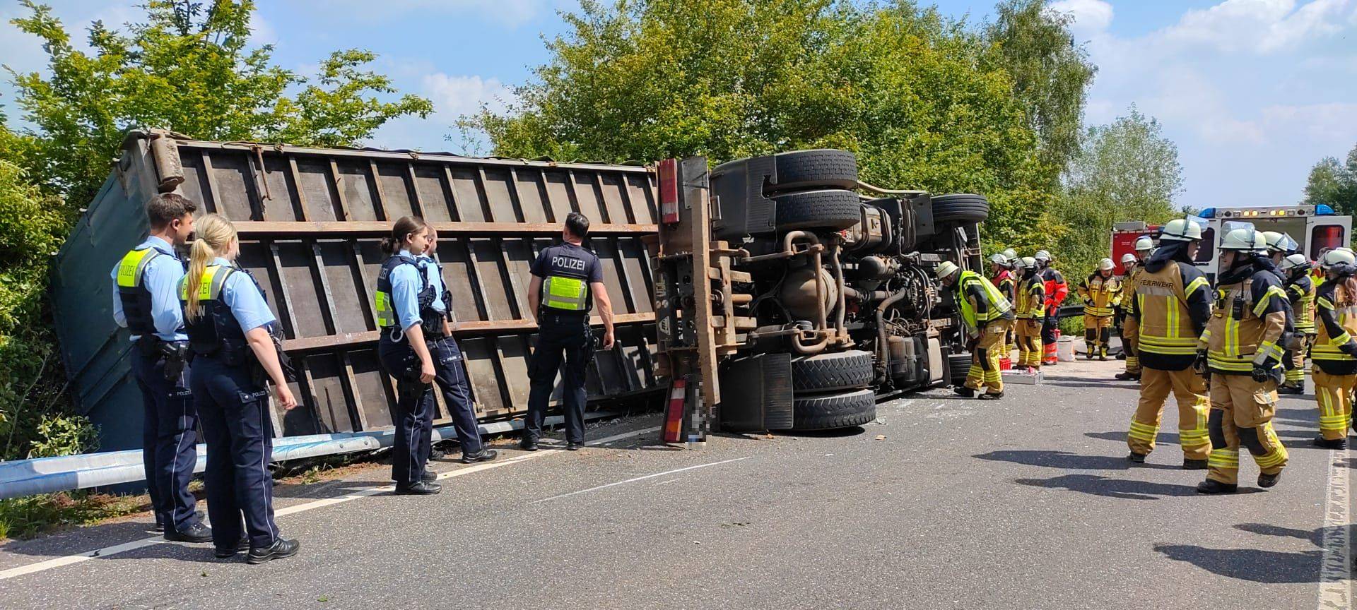 LKW kippt an der Wallenthalerhöhe um