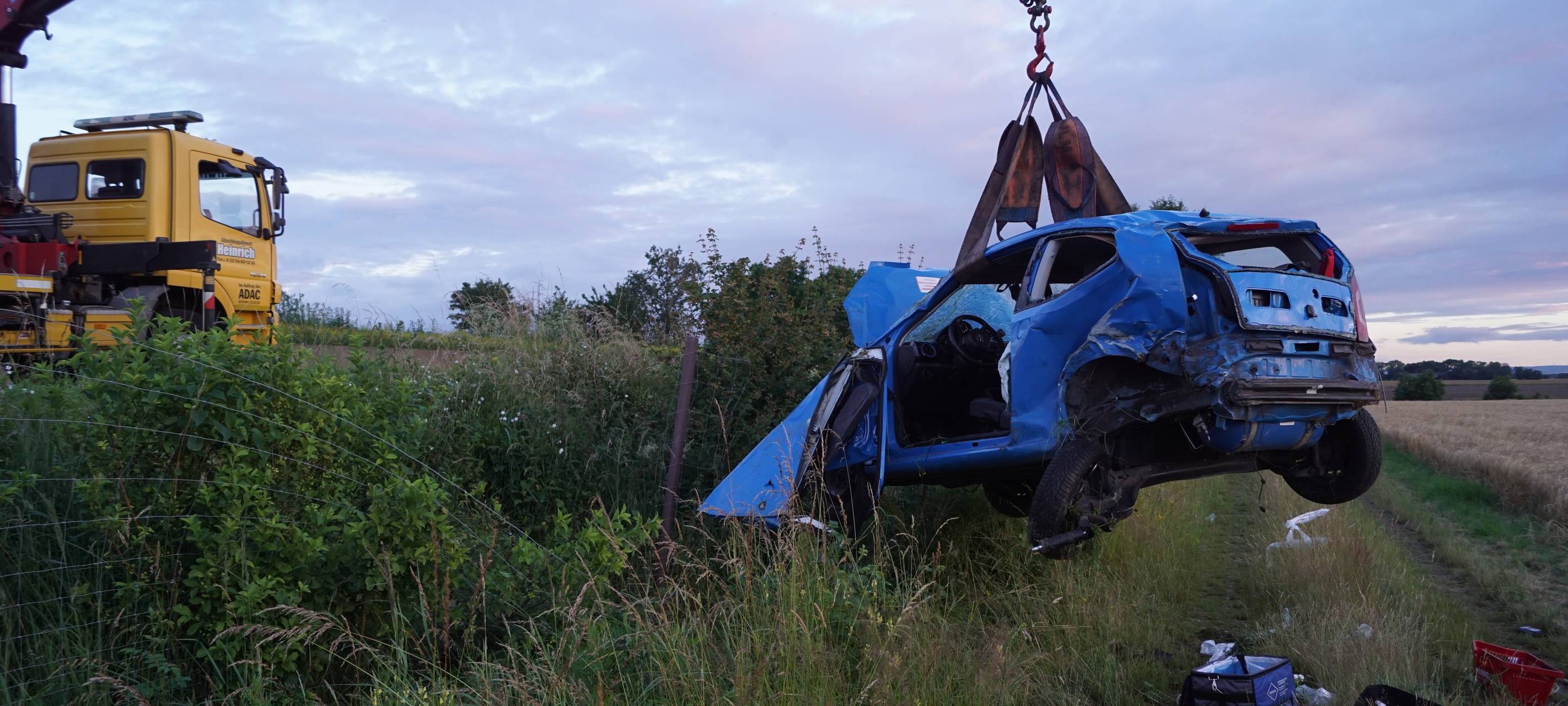 Unfall auf A1: Zwei Autos ins Feld geschleudert