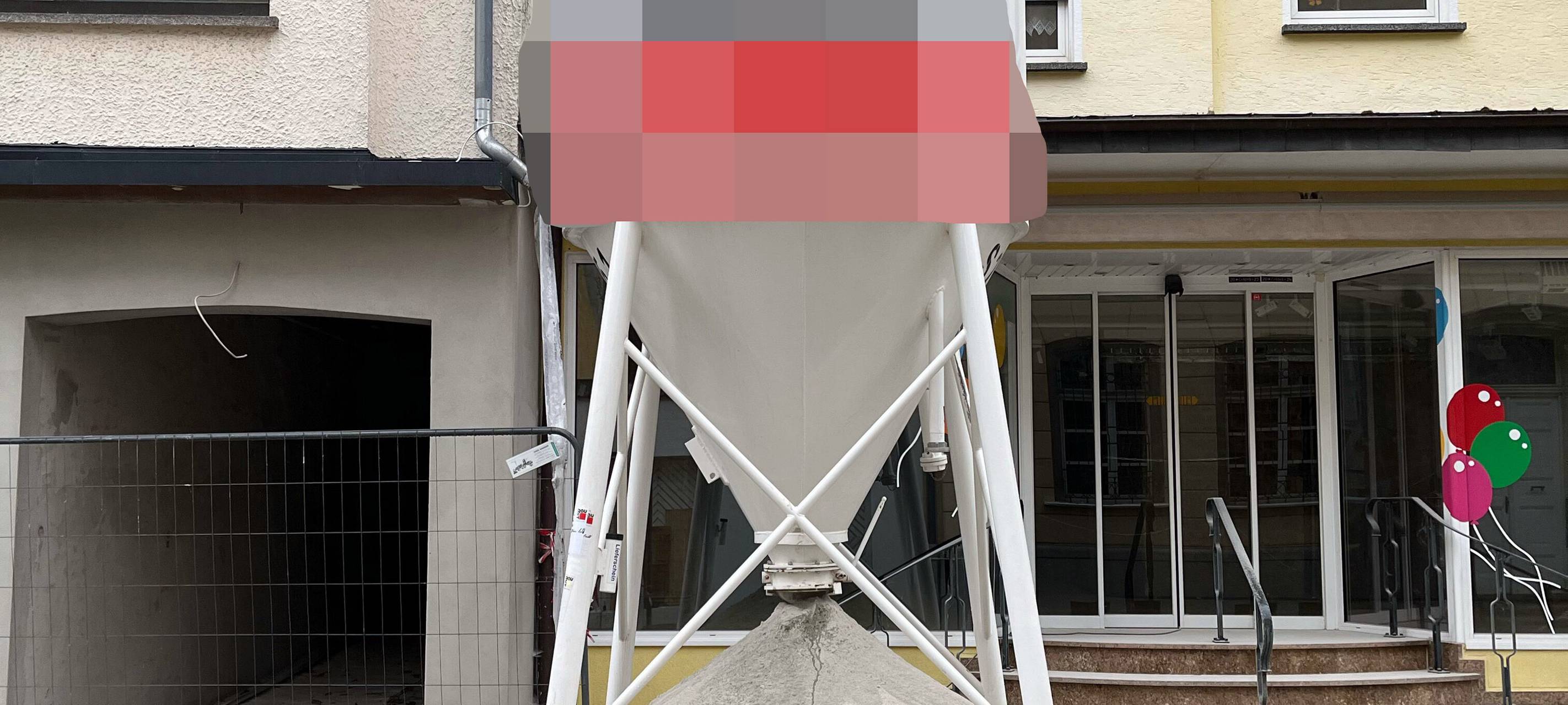 Zementputz ergießt sich in Gemünder Fußgängerzone