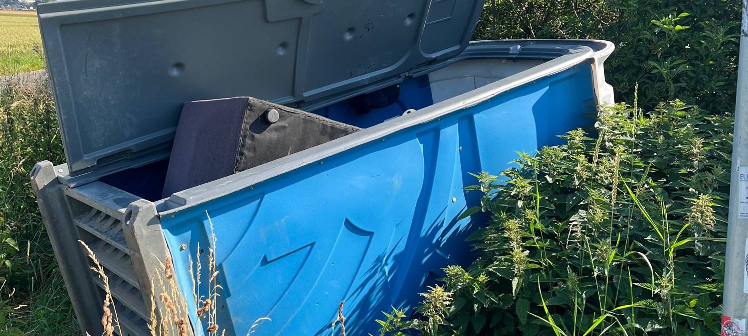 Was macht ein Sofa im Dixiklo?