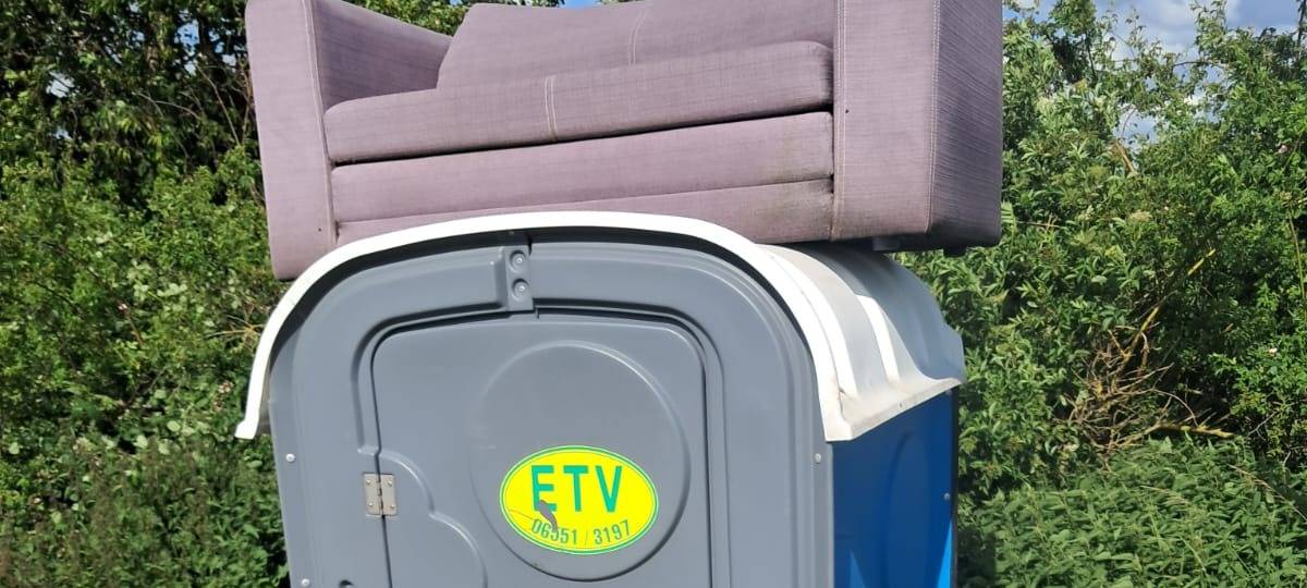 Was macht ein Sofa im Dixiklo?