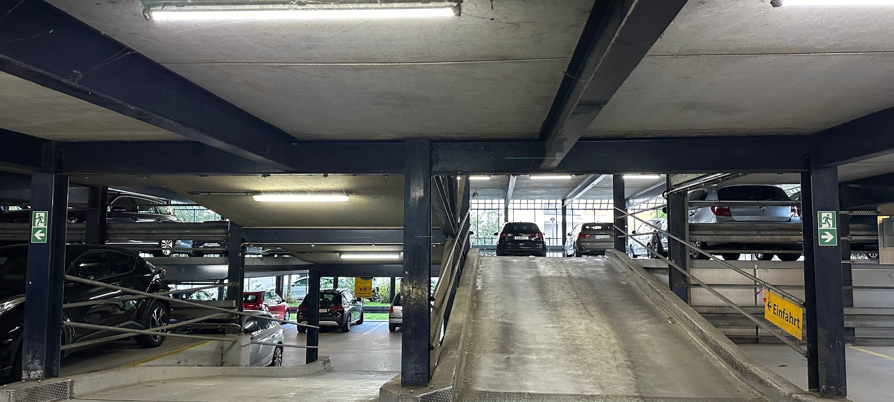 Vier Autos in Euskirchener Parkhaus beschädigt