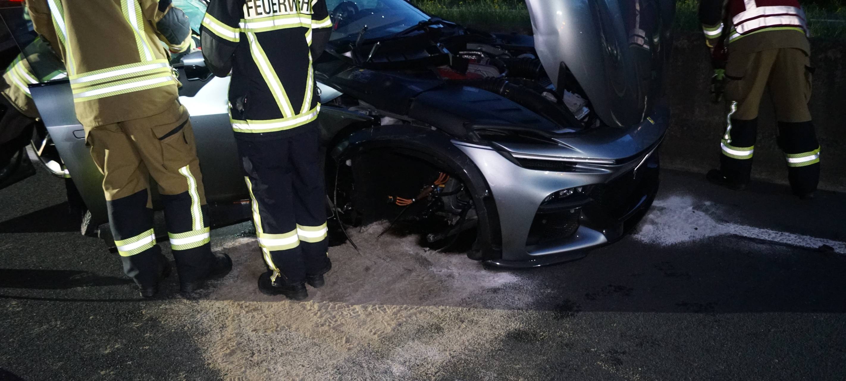 Ferrari verliert zwei Reifen bei Unfall auf A1