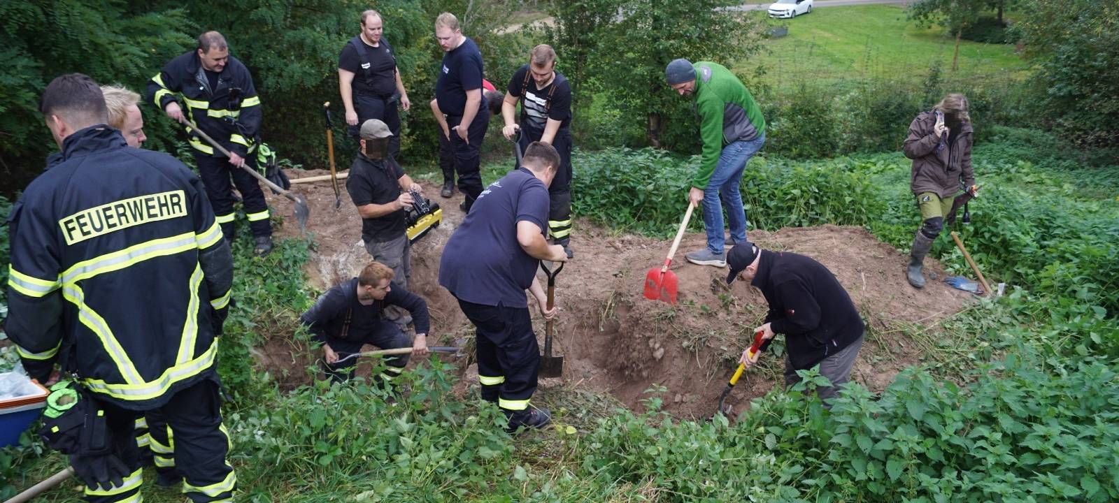 Feuerwehreinsatz in Zülpich: Greifvogel gerät in Dachsbau