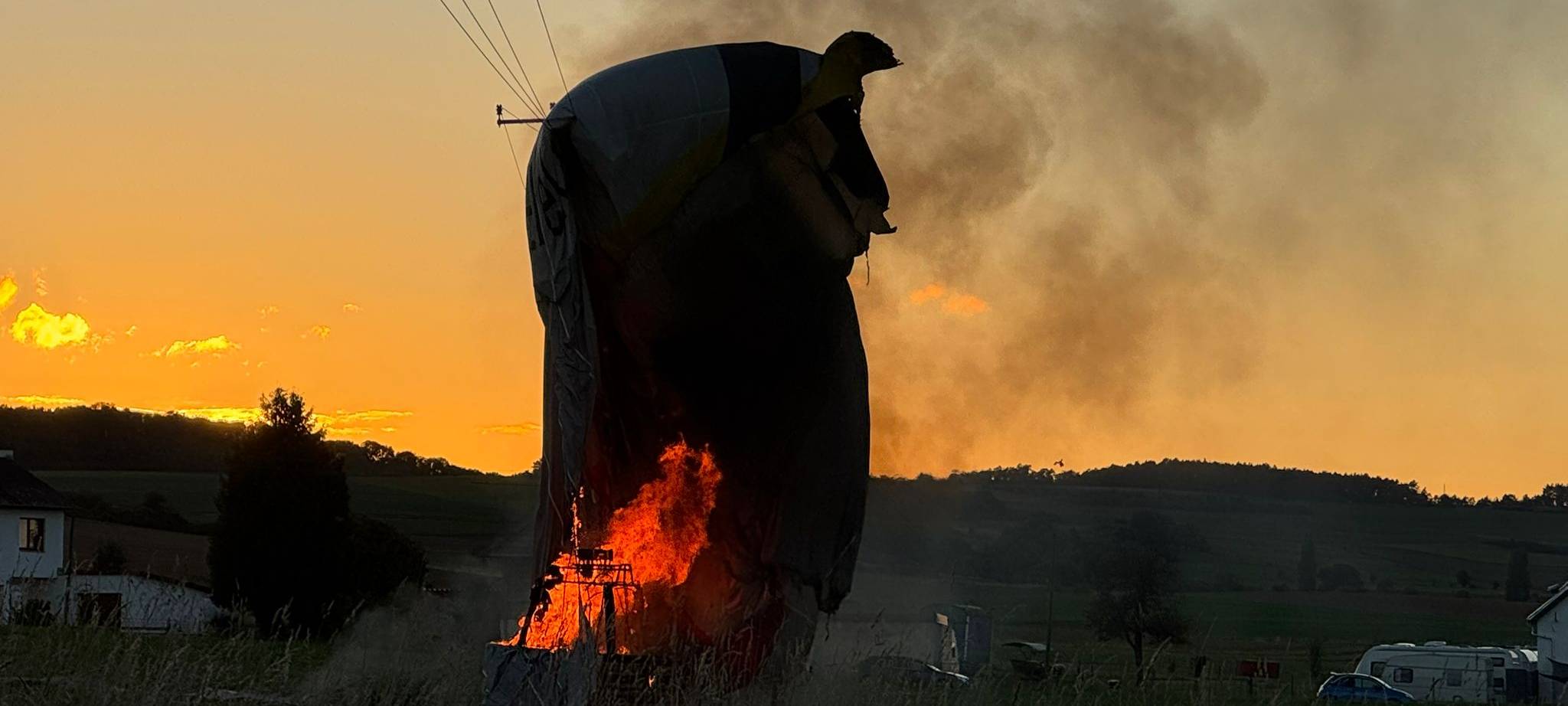 Heißluftballon gerät bei Zülpich in Stromleitung