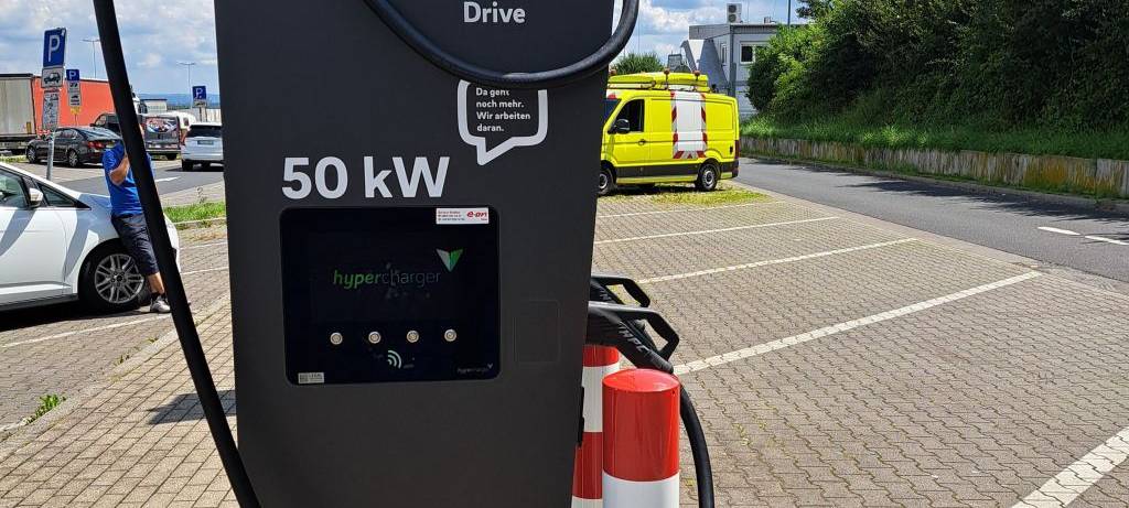 ADAC-Test: E-Autos haben es schwer auf Autobahnen