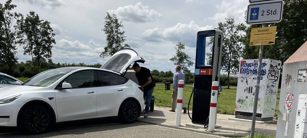 ADAC-Test: E-Autos haben es schwer auf Autobahnen