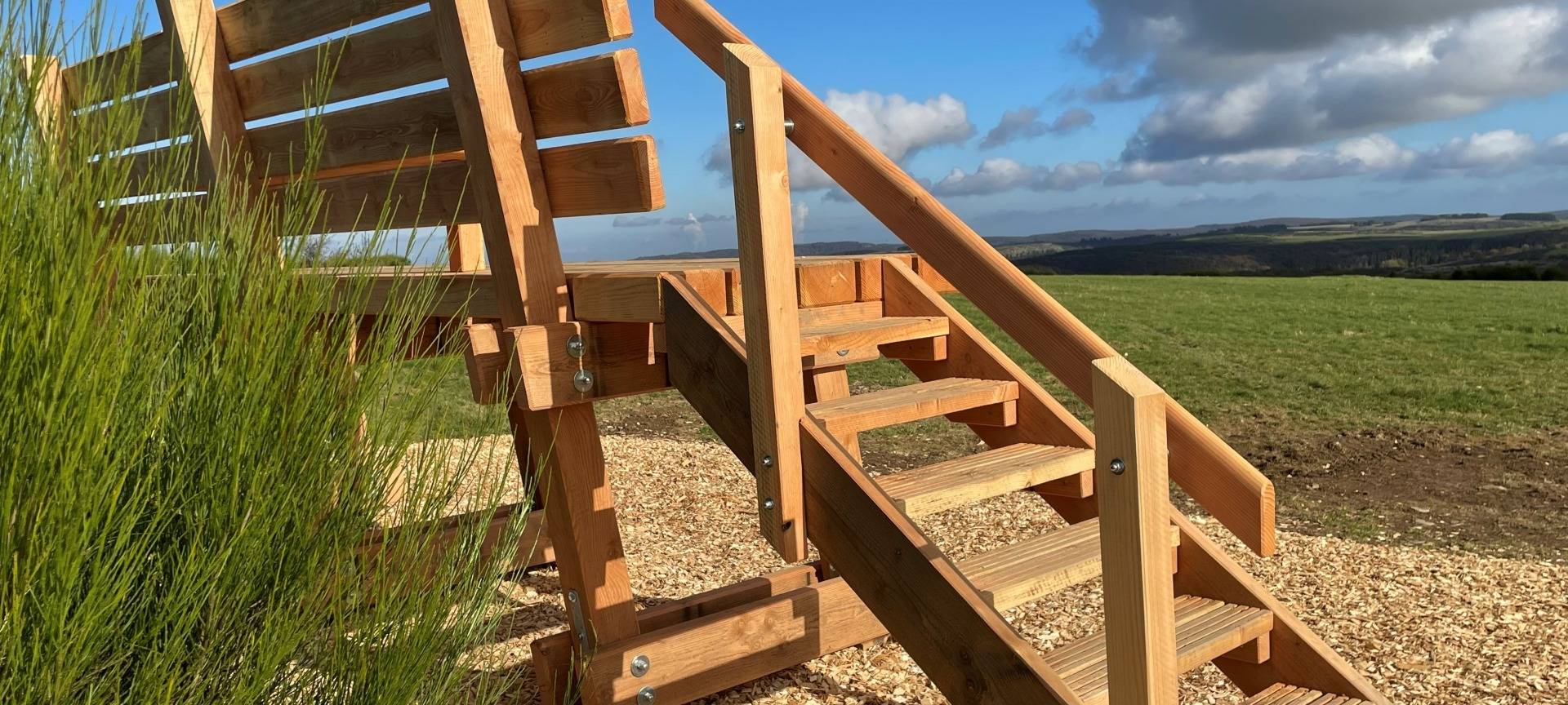 Neue XXL-Bank im Nationalpark Eifel als Touristenattraktion
