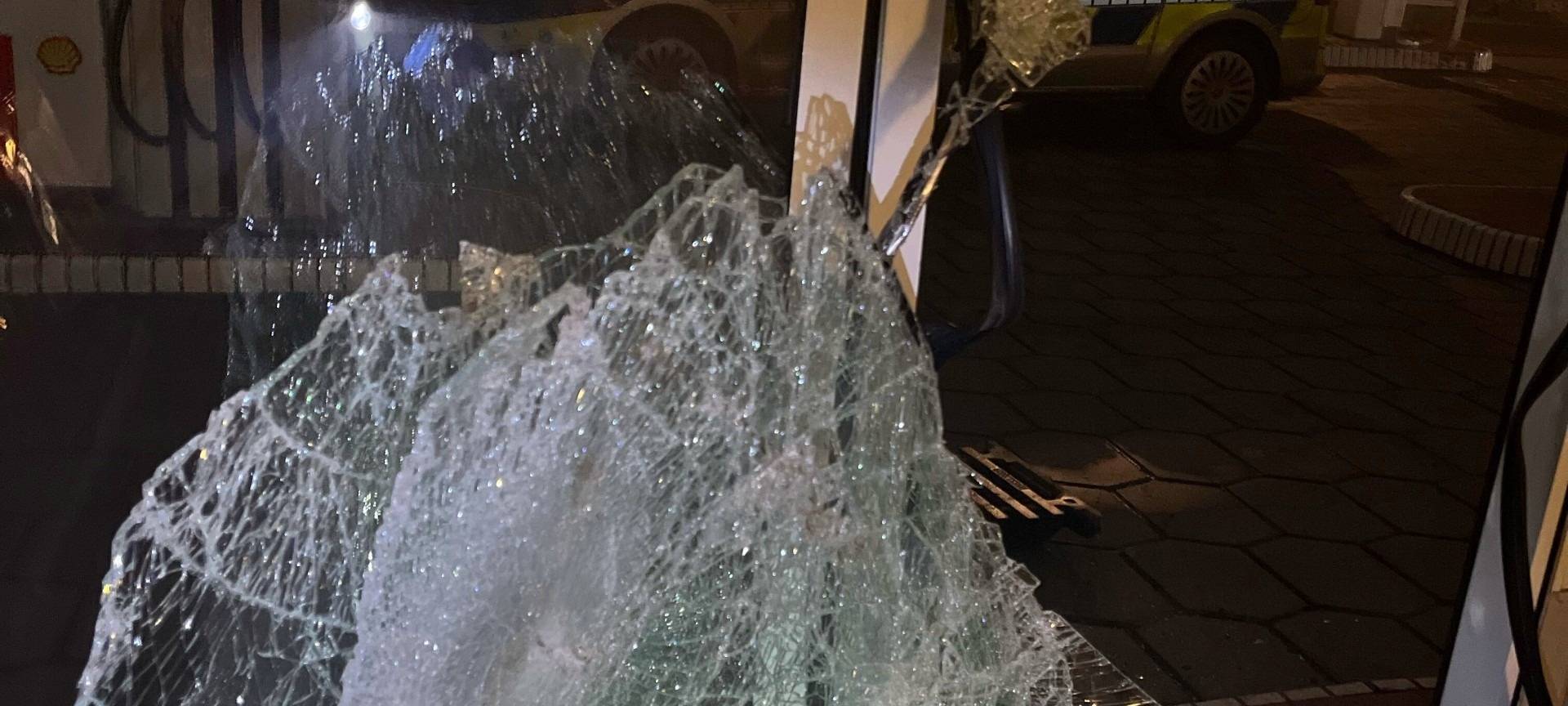 Scheiben mit Kanaldeckeln eingeworfen: Einbrüche in Tankstellen in Kall und Nettersheim