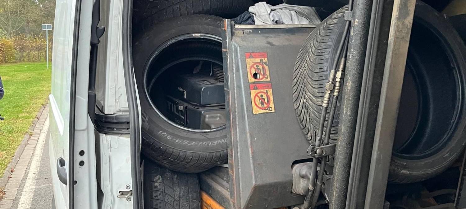 Heillos überladen: Gabelstapler und Reifen auf Ladefläche