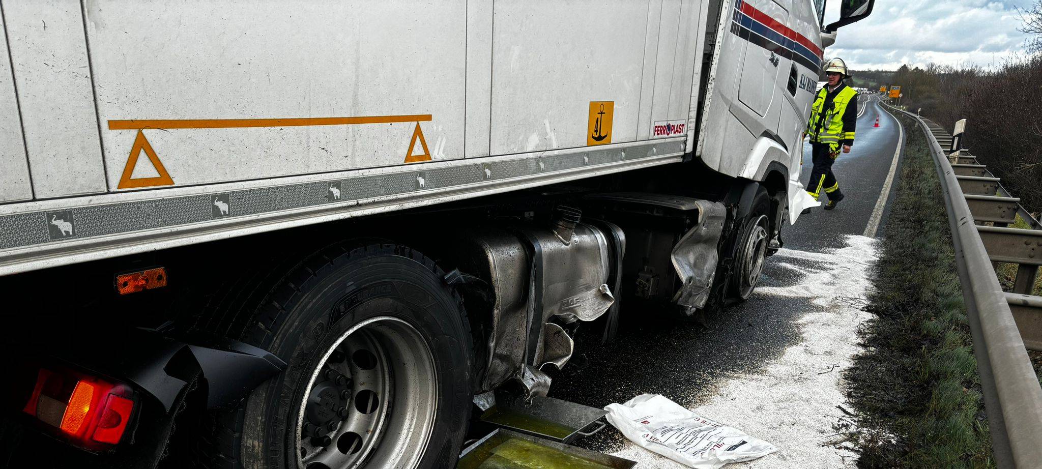 Blankenheim: B 51 nach LKW-Unfall voll gesperrt