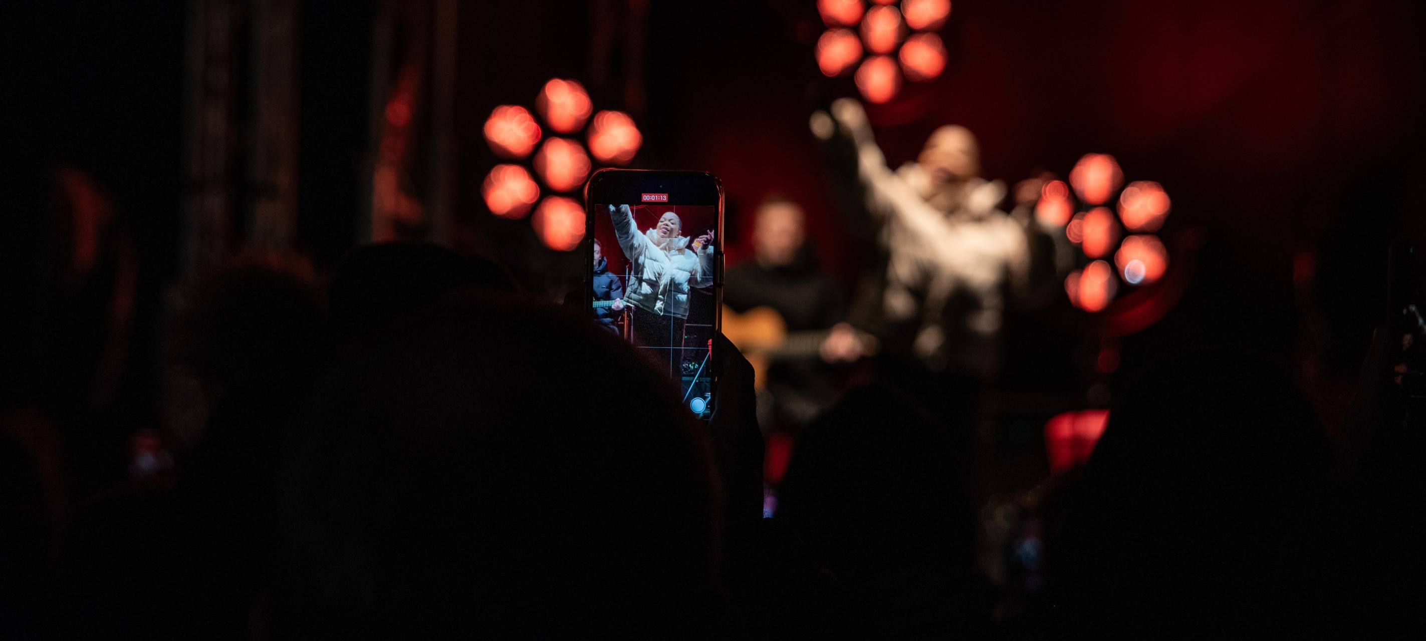 Lichtblicke on Tour 09.12.24 Zülpich mit Zoe Wees und Marc Atlas (Zoe Wees auf der Bühne)