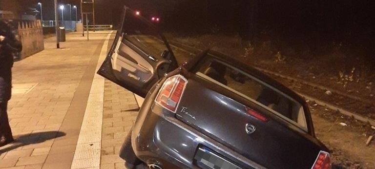 Auto fährt auf Bahnsteig im Rhein-Erft-Kreis