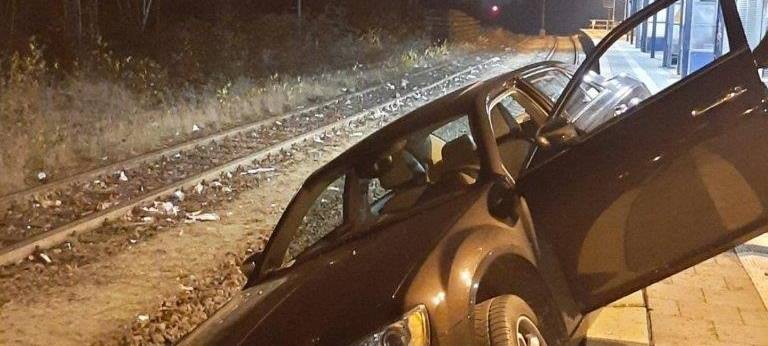 Auto fährt auf Bahnsteig im Rhein-Erft-Kreis