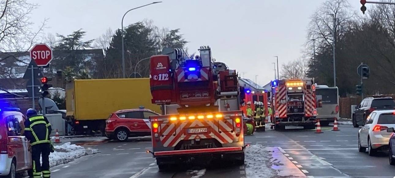 Euskirchener Feuerwehr im Einsatz: Ölspur und LKW-Unfall