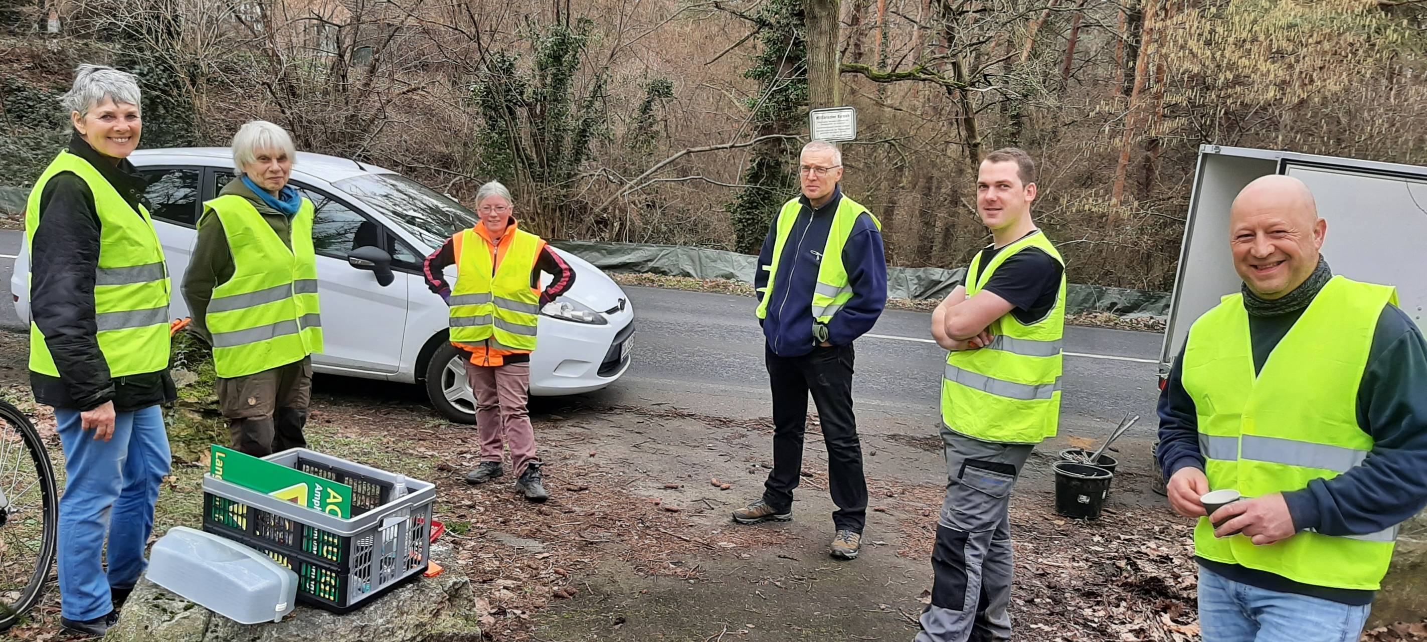 Helfer tragen 18.000 Amphibien über die Straße