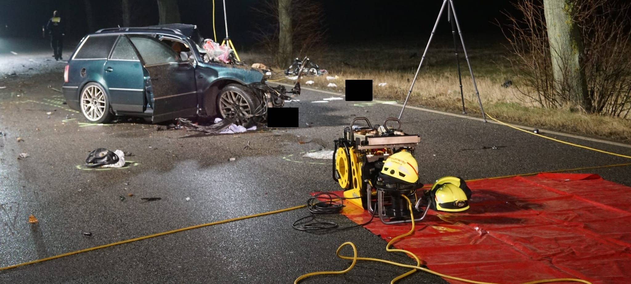 Autofahrer prallt auf B56 gegen Baum und stirbt