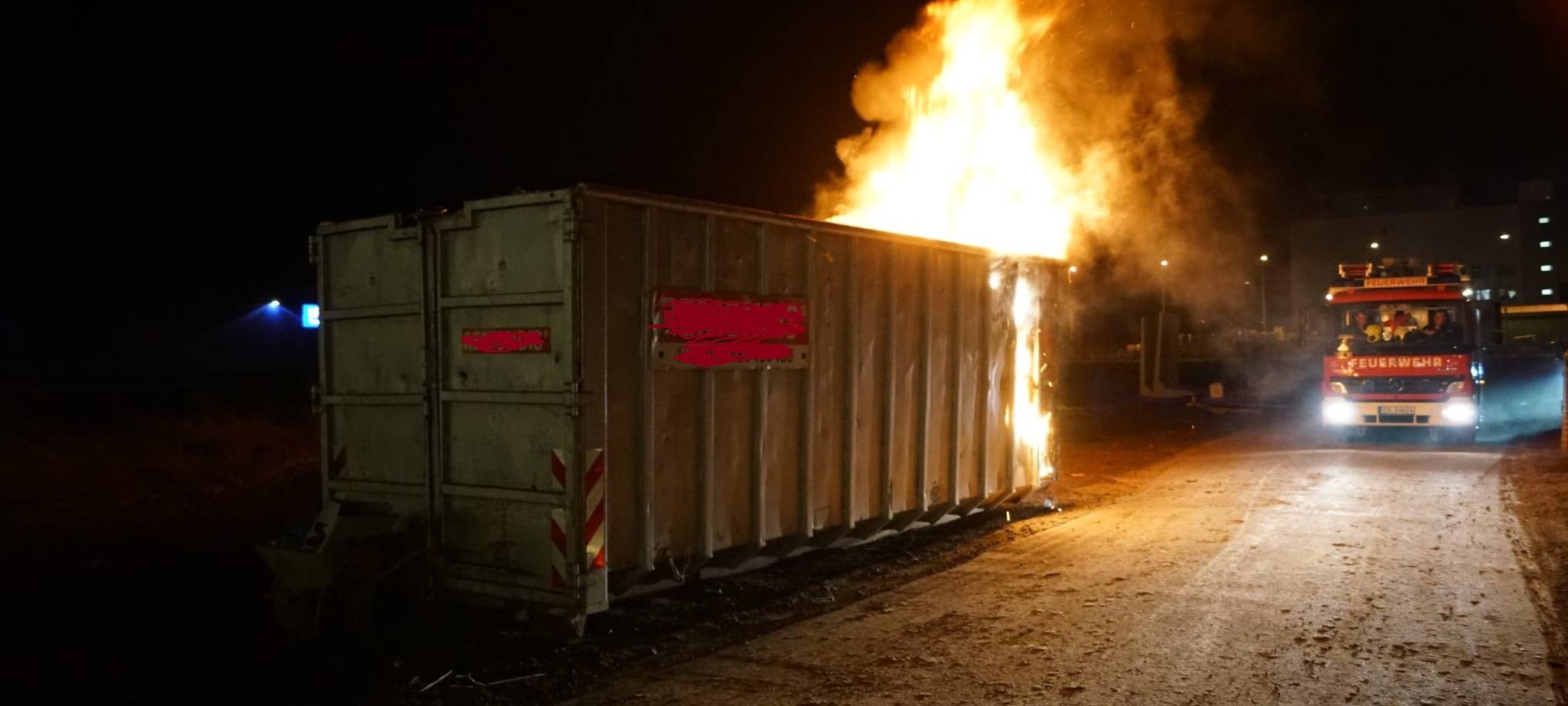 Feuerwehr löscht Container in Zülpicher Gewerbegebiet